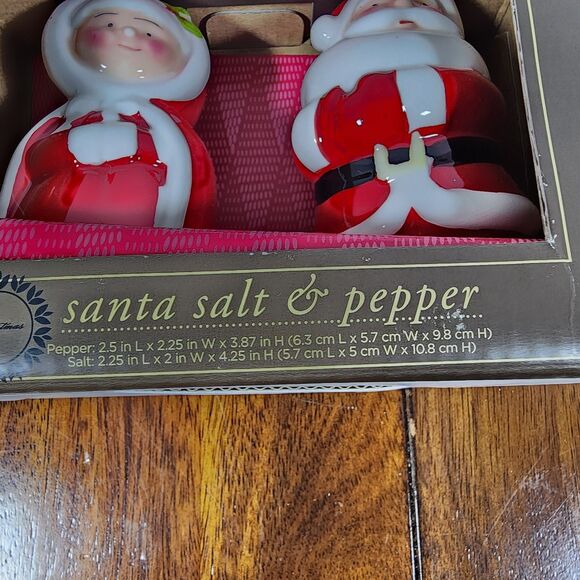Santa and Mrs. Claus Salt and Pepper Shakers - Picture 3 of 6